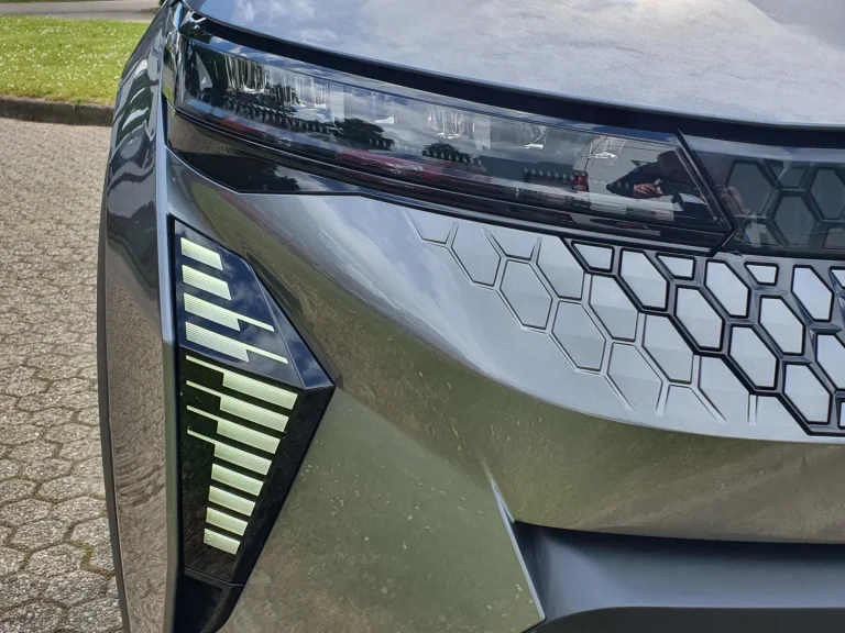 Renault Scenic leasen - close-up van koplamp en grillepatroon