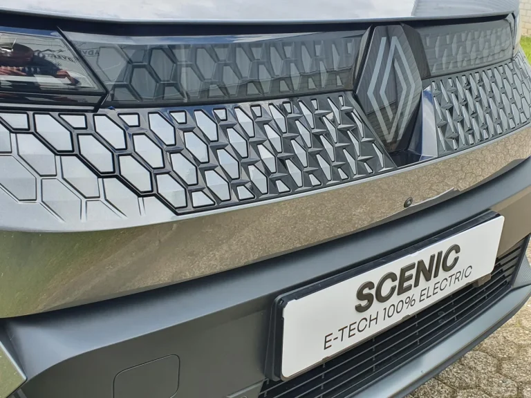 Renault Scenic uit voorraad - grille met Renault-logo boven de kentekenplaat
