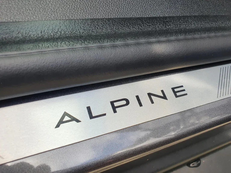 Renault Scenic Esprit Alpine leasen - instaplijst met Alpine-opschrift