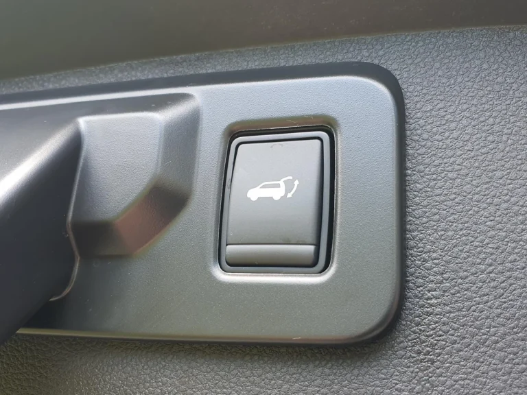 Renault Scenic E-Tech leasen - bedieningsknop voor de elektrische achterklep