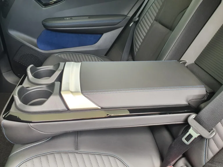 Renault Scenic E-Tech zakelijk leasen - achterste armsteun met bekerhouders