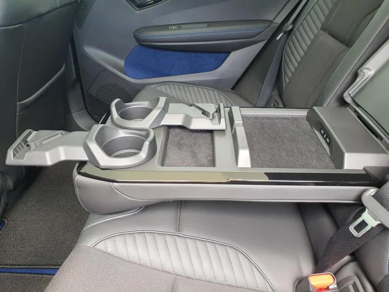 Renault Scenic lease - uitgeklapte armsteun achterin met bekerhouders
