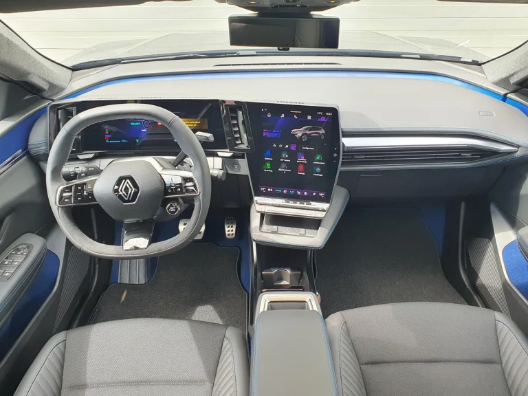 Renault Scenic E-Tech zakelijk leasen - dashboard frontaal met staand touchscreen
