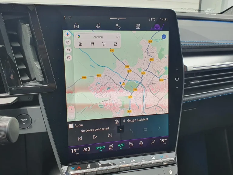 Renault Scenic E-Tech leasen - touchscreen met navigatiekaart en Google-diensten