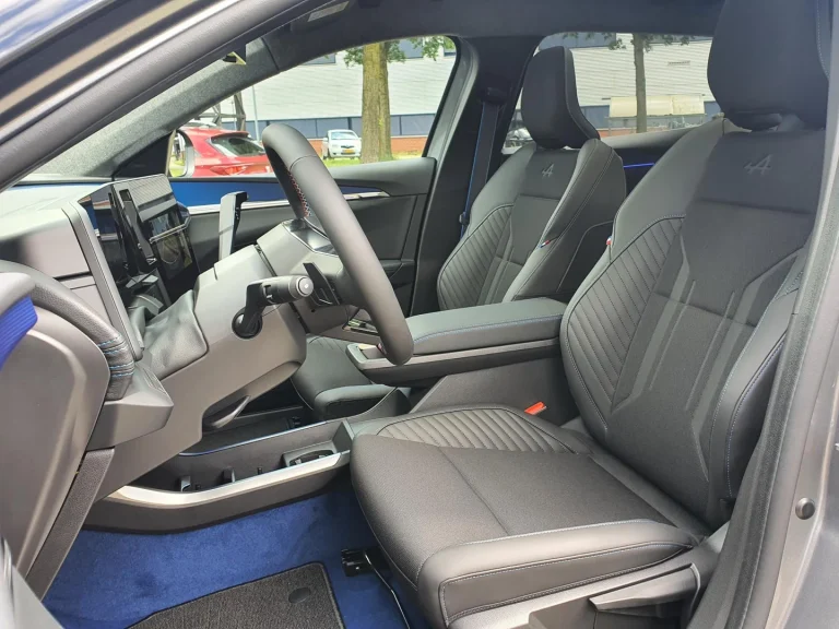 Renault Scenic E-Tech leasen - voorstoelen gezien vanuit het portier