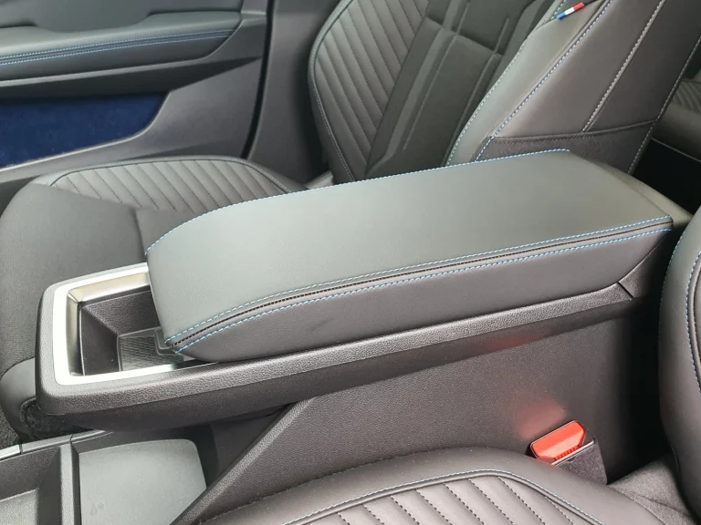 Renault Scenic leasen - middenarmsteun voorin met opbergvak