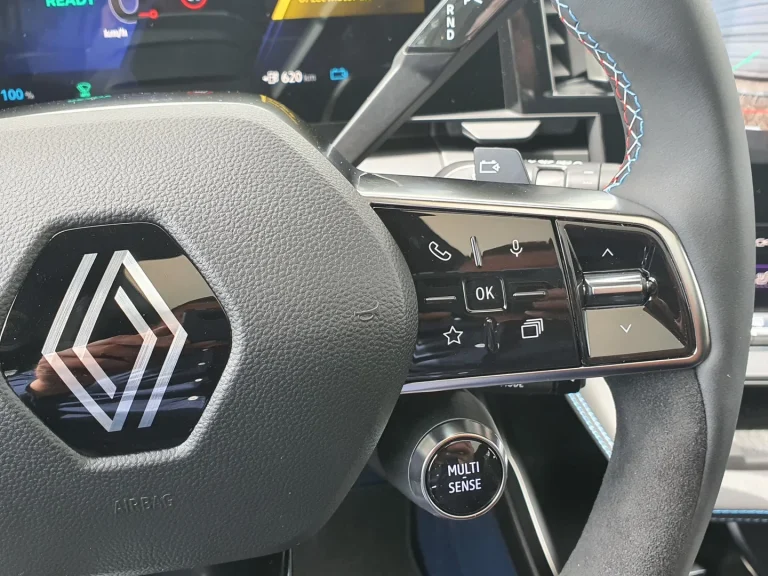 Renault Scenic E-Tech leasen - stuurwiel met Renault-logo en Multi-Sense-knop