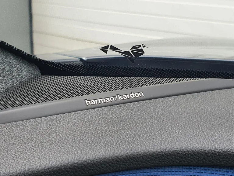 Renault Scenic E-Tech lease - harman/kardon luidspreker op het dashboard