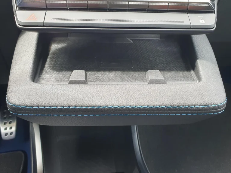 Renault Scenic leasen - open opbergvak onder het infotainmentscherm