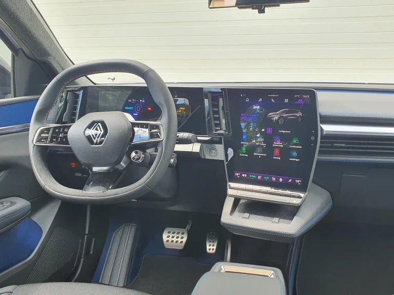 Renault Scenic leasen - bestuurdersplaats met stuurwiel en dubbel scherm