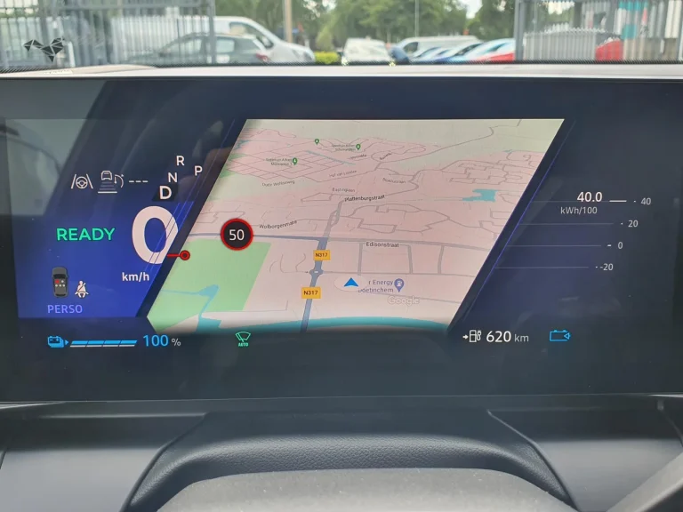 Renault Scenic E-Tech lease - digitaal instrumentenpaneel met navigatiekaart en actieradius