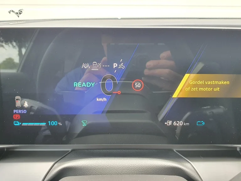 Renault Scenic leasen - instrumentenpaneel met rijklaarmelding en gordelwaarschuwing