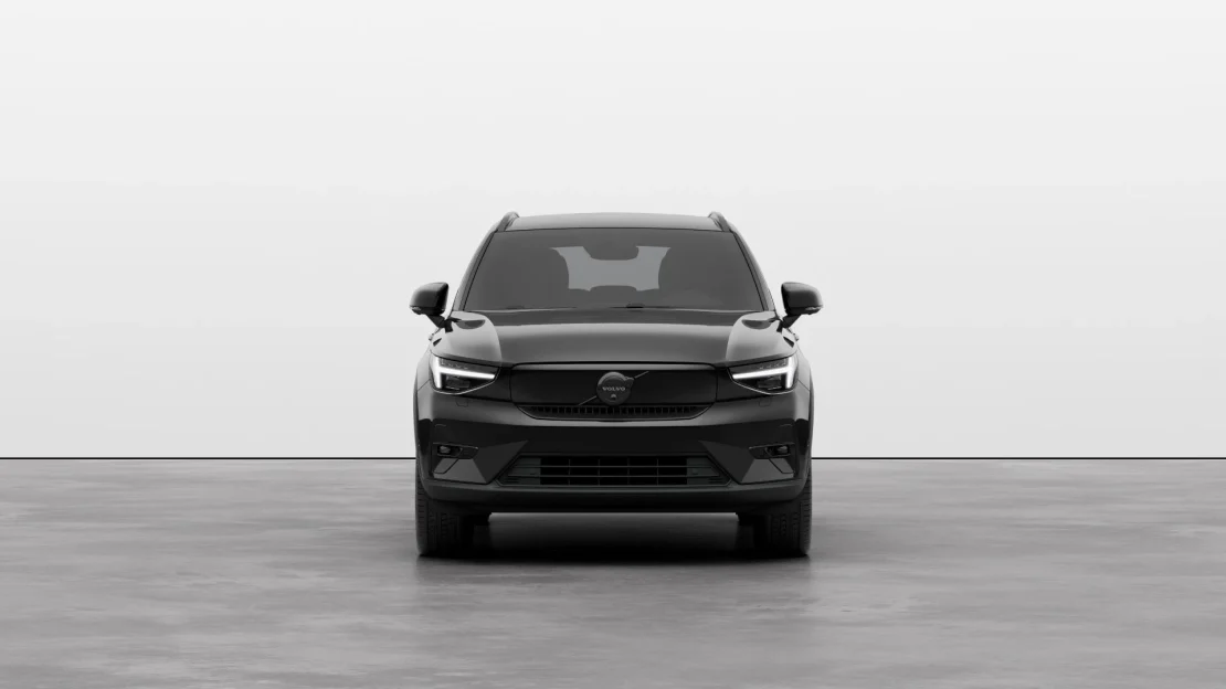 Volvo EX40 Black Edition leasen - vooraanzicht op witte studio-achtergrond