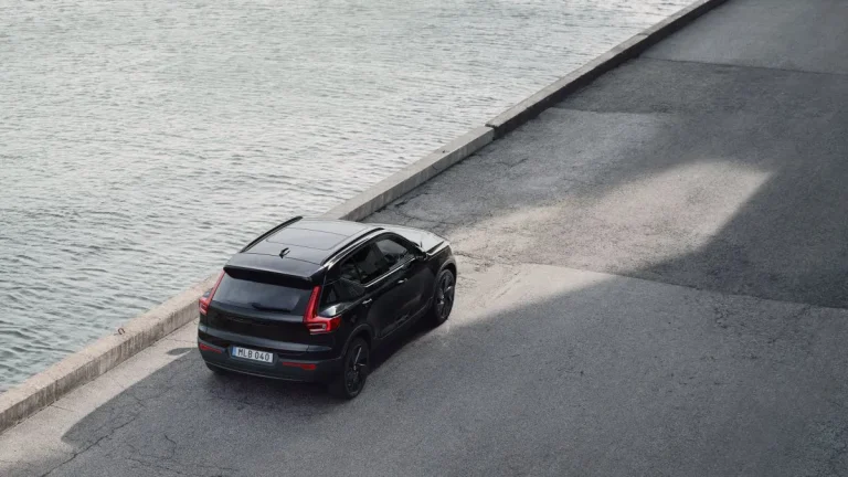 Volvo EX40 Black Edition leasen - vooraanzicht van bovenaf, geparkeerd aan een kade