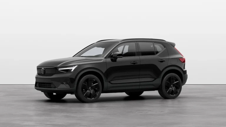 Volvo EX40 Black Edition leasen - schuin vooraanzicht op witte studio-achtergrond