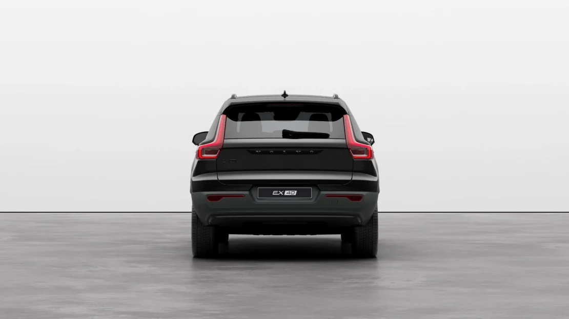 Volvo EX40 Black Edition leasen - achteraanzicht op witte studio-achtergrond