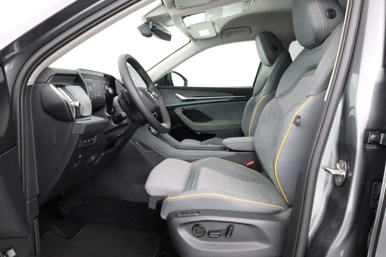 Skoda Kodiaq leasen - voorstoelen gezien door het open portier