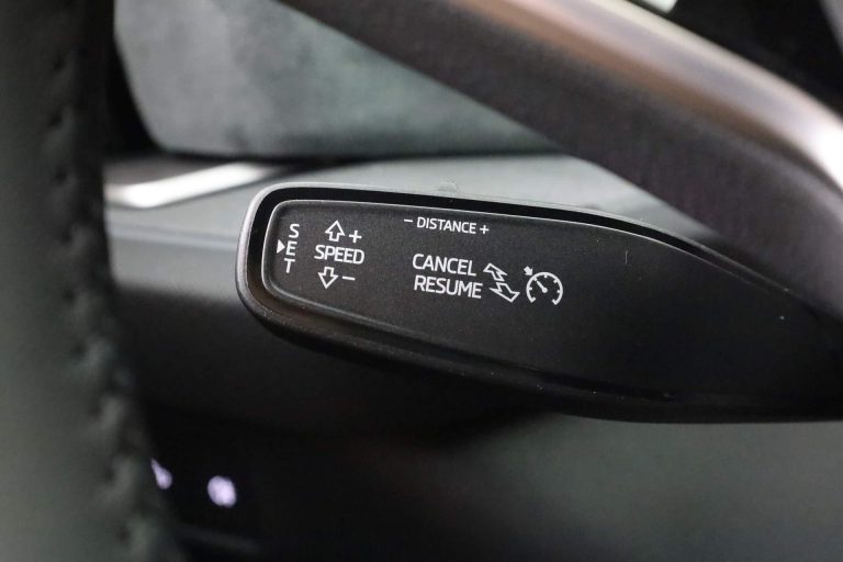 Skoda Kodiaq 1.5 TSI mHEV DSG-7 Business Edition voorraadlease - close-up van de cruise control bediening bij de spiegel