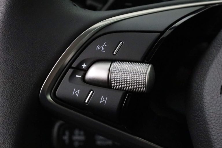 Skoda Kodiaq 1.5 TSI mHEV DSG-7 Business Edition lease - close-up van de bedieningsknoppen op het stuurwiel