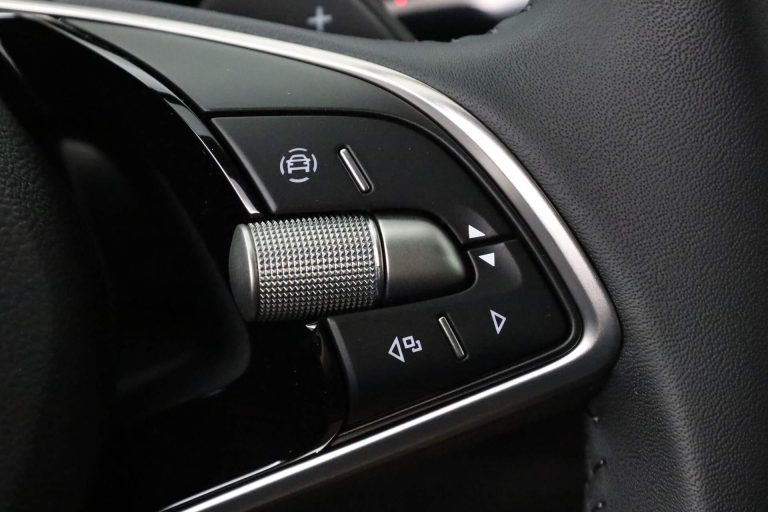Skoda Kodiaq zakelijke lease - close-up van de rijassistentie-bediening op het stuurwiel