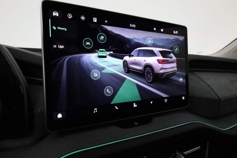 Skoda Kodiaq 1.5 TSI mHEV DSG-7 Business Edition zakelijk leasen - infotainmentscherm met rijassistentie-visualisatie