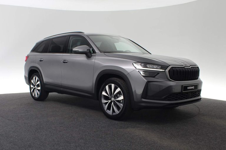 Skoda Kodiaq 1.5 TSI mHEV DSG-7 Business Edition lease - schuin vooraanzicht in de fotostudio