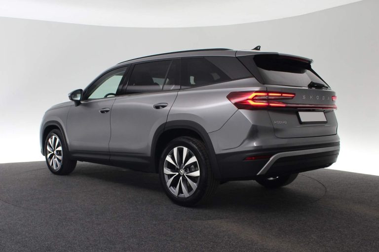 Skoda Kodiaq leasen - schuin achteraanzicht in de fotostudio
