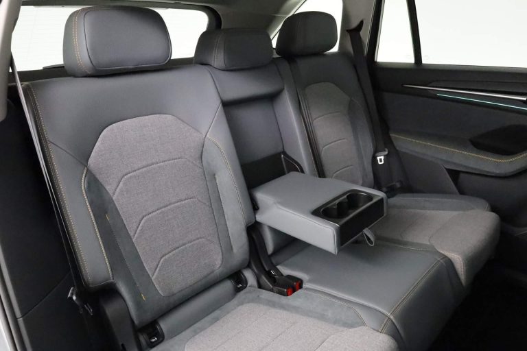 Skoda Kodiaq 1.5 TSI mHEV DSG-7 Business Edition voorraadlease - achterbank met bekerhouders in de middenarmsteun