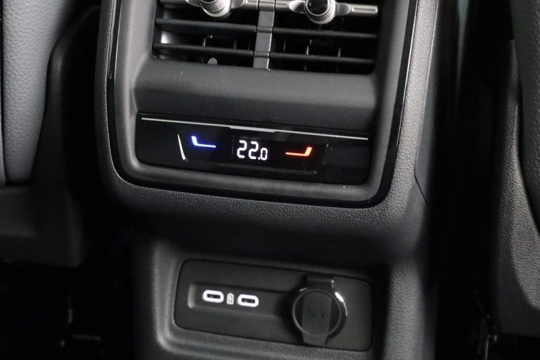 Skoda Kodiaq occasion lease - close-up van de klimaatbediening achterin met USB-C-poorten