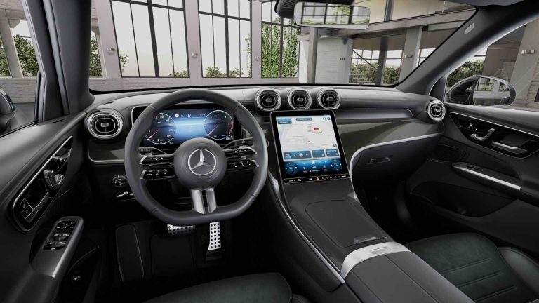Mercedes-Benz GLC lease - dashboard met stuurwiel en navigatiescherm