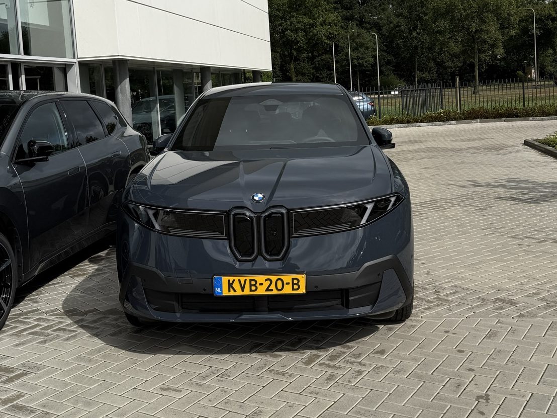 Afgeleverde BMW iX3 van een LeaseRoute-klant