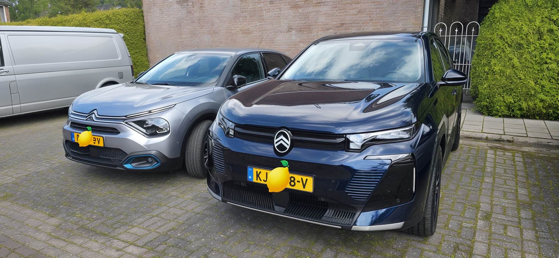 Twee Citroëns van een LeaseRoute-klant op de oprit: de grijze ë-C4 en de opvolger, een blauwe ë-C5 Aircross, beide via LeaseRoute