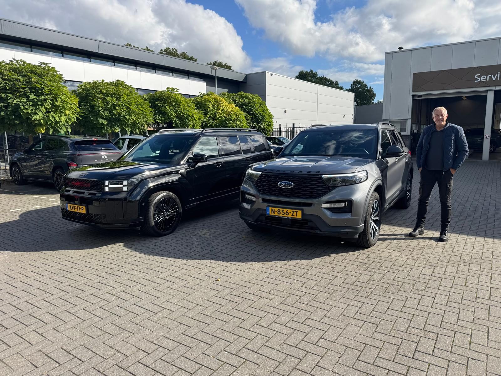 LeaseRoute-klant bij de Ford Explorer en de opvolger, een zwarte Hyundai Santa Fe, beide via LeaseRoute
