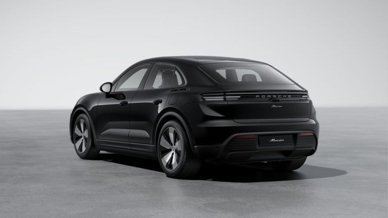 Porsche Macan zakelijk leasen - schuin achteraanzicht van de zwarte elektrische SUV in studio-opstelling
