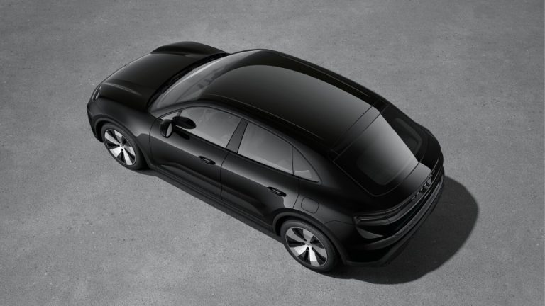 Lease Porsche Macan - vooraanzicht van bovenaf op grijze studio-achtergrond