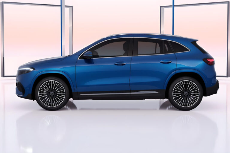 Mercedes-Benz EQA 250+ Business Solution AMG leasen - zijaanzicht in blauw