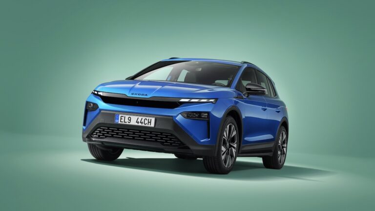 Skoda Elroq Sportline Leasen - schuin vooraanzicht op groene studio-achtergrond