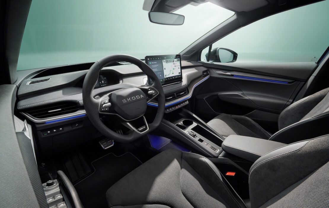 Skoda Elroq Sportline Leasen - dashboard en voorstoelen gezien vanuit het geopende portier
