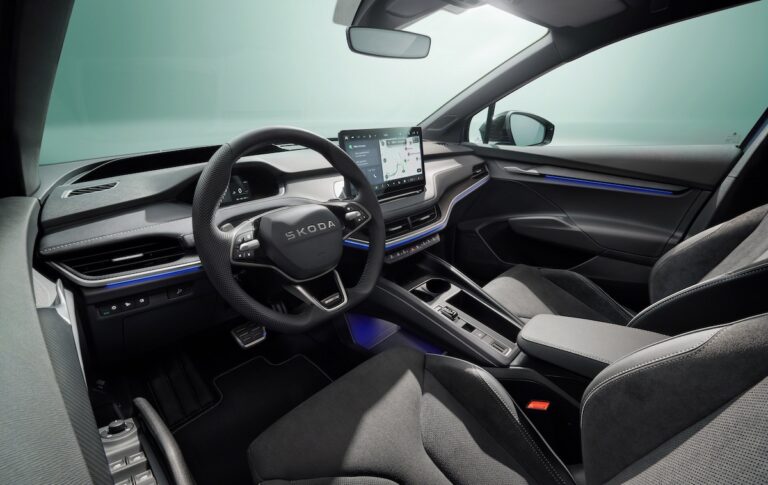 Skoda Elroq Sportline Leasen - dashboard en voorstoelen gezien vanuit het geopende portier