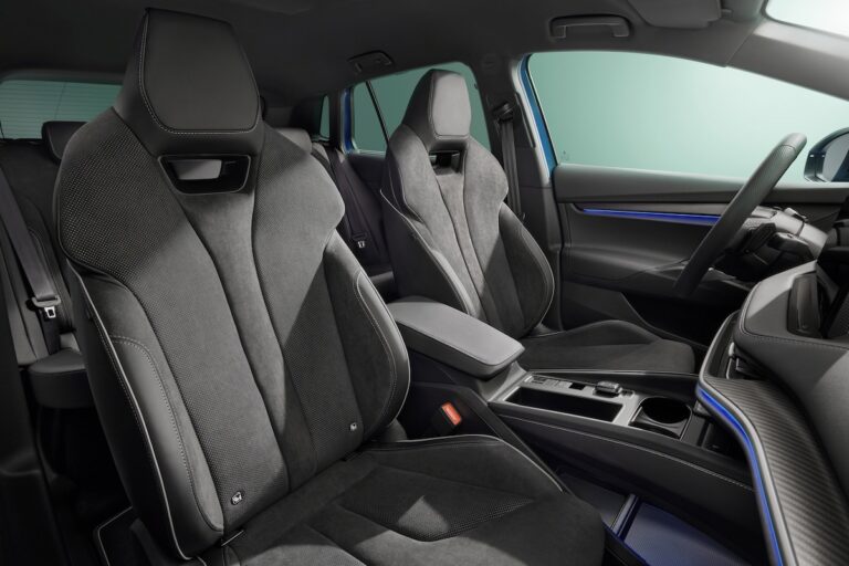 Skoda Elroq Sportline Leasen - voorstoelen en dashboard gezien vanuit het geopende portier