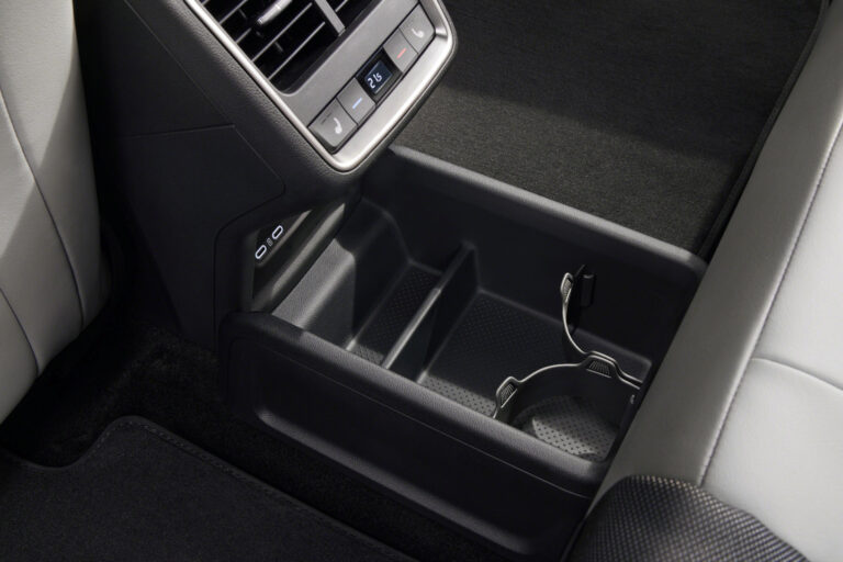 Skoda Elroq Sportline Leasen - close-up van het opbergvak in het portier met USB-kabel