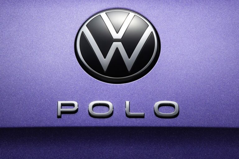 Volkswagen Polo leasen - close-up van het VW-logo en de POLO-belettering