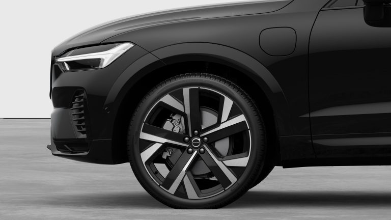 Volvo XC60 zakelijk leasen - detail van lichtmetalen velg en voorwiel