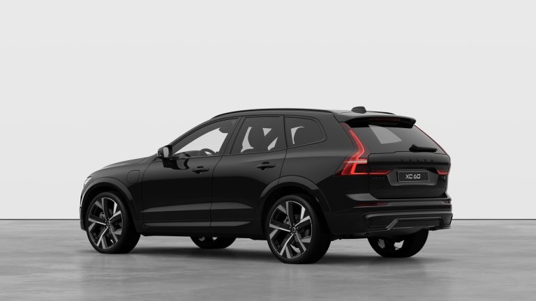 Volvo XC60 leasen - schuin achteraanzicht met verticale achterlichten