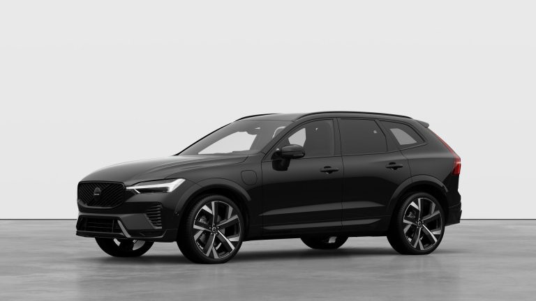 Volvo XC60 zakelijk leasen - schuin vooraanzicht van de zwarte plug-in hybride SUV