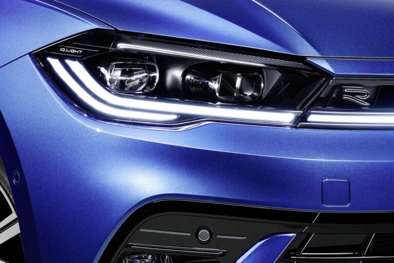 Volkswagen Polo 1.0 TSI 7-DSG R-Line Edition lease - close-up van de koplamp met R-badge