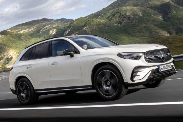 Mercedes-Benz GLC 300e 4MATIC Business Solution AMG zakelijk leasen - rijdend schuin vooraanzicht in wit