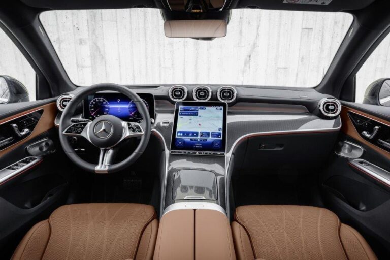Mercedes-Benz GLC zakelijke lease - dashboard met stuurwiel en navigatiescherm
