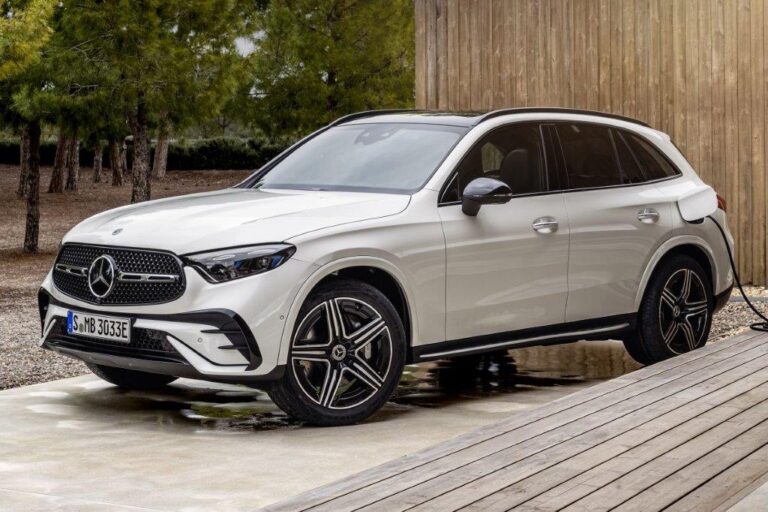 Mercedes-Benz GLC leasen - opladen bij een houten woning