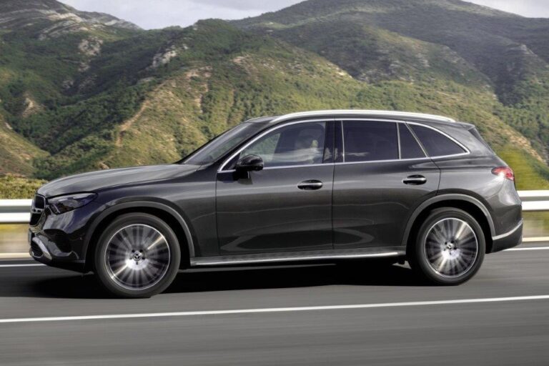 Mercedes-Benz GLC lease - rijdend zijaanzicht in de bergen